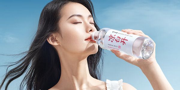 润滑油广告美女.jpg 因为要省钱进你的店,而不是因为穷才进你的店